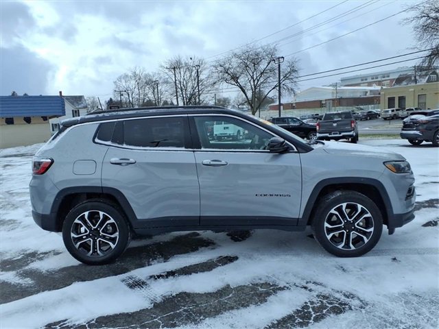 Used 2023 Jeep Compass Limited image 3