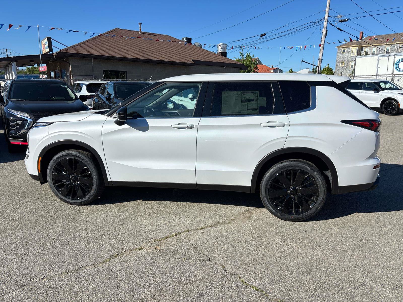 New 2026 Mitsubishi Outlander LE AWD/4WD image 2