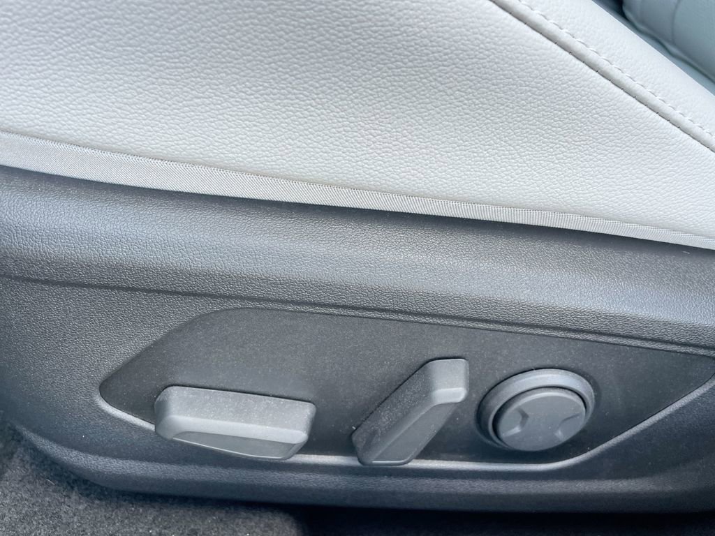 New 2025 Hyundai Elantra Limited image 37