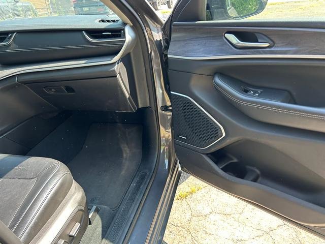 Used 2023 Jeep Grand Cherokee L Limited w/ Black Appearance Package image 29