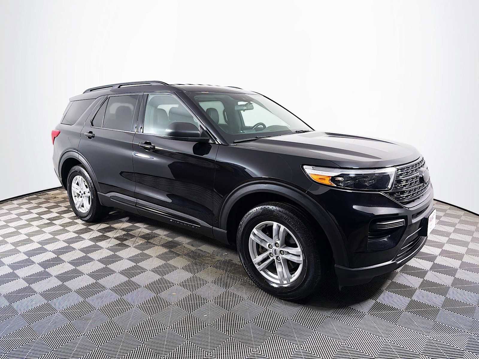 Used 2020 Ford Explorer XLT image 3