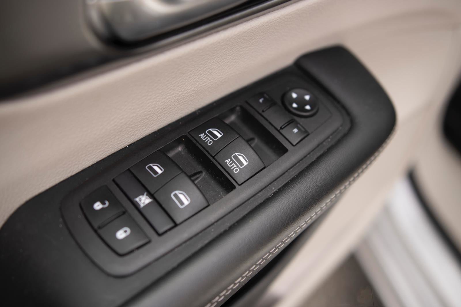 Used 2024 Chrysler Pacifica Touring-L image 16