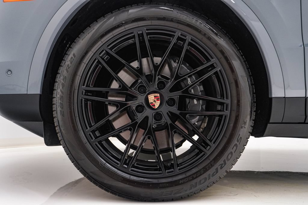 Certified 2025 Porsche Cayenne Coupe AWD/4WD image 13