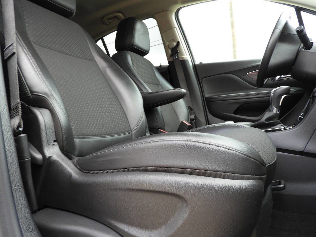 Used 2021 Buick Encore Preferred AWD/4WD image 34
