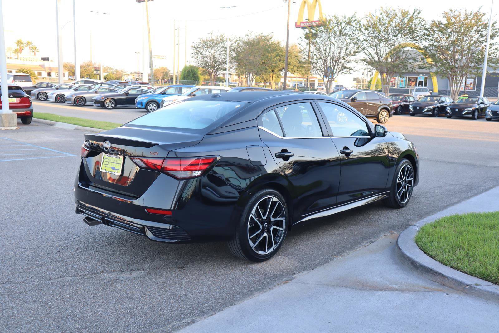Used 2025 Nissan Sentra SR w/ SR Premium Package image 9