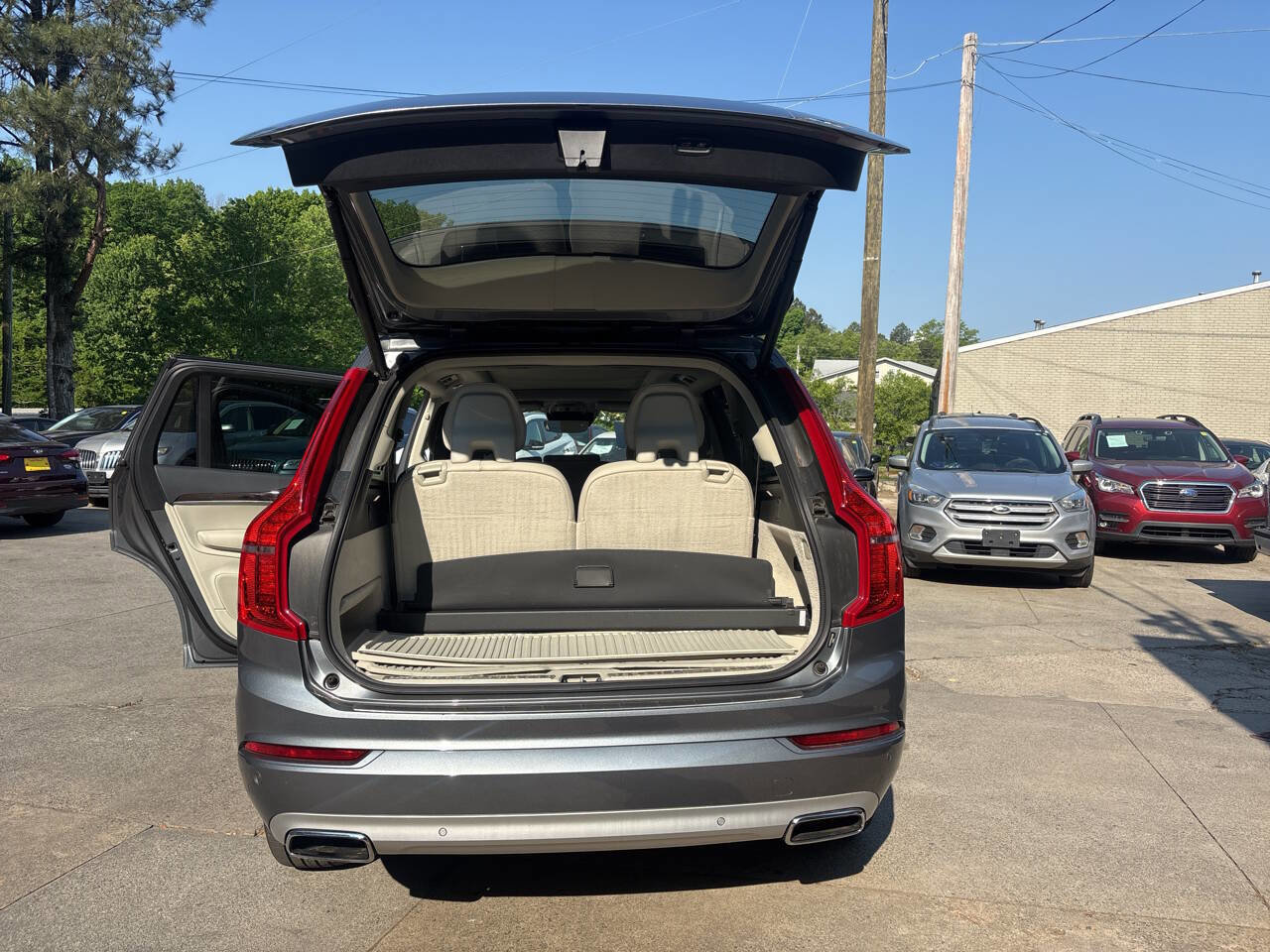 Used 2016 Volvo XC90 T6 Momentum w/ Momentum Plus Package AWD/4WD image 16