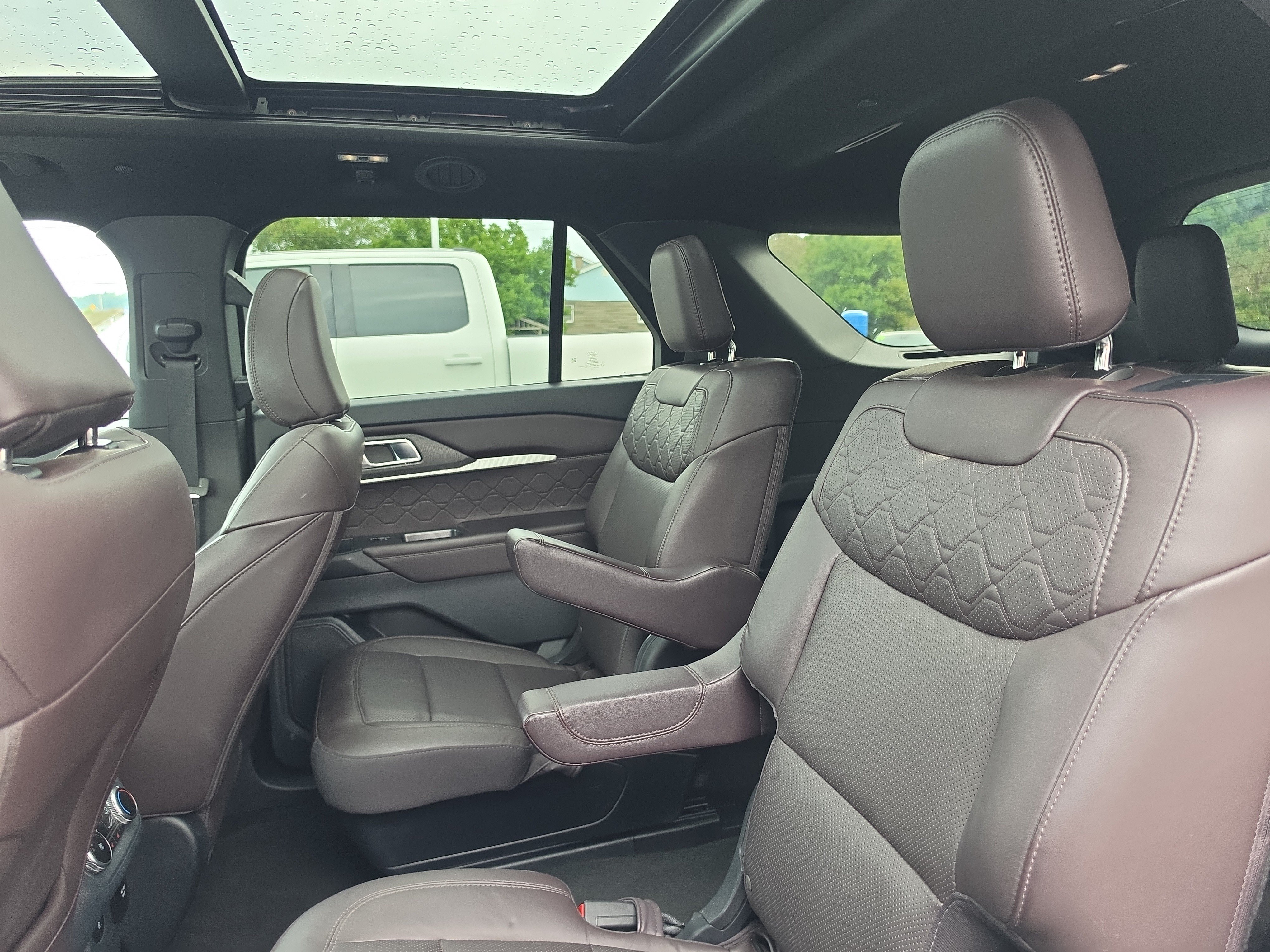 Used 2025 Ford Explorer Platinum w/ LUX Leather Package AWD/4WD image 14