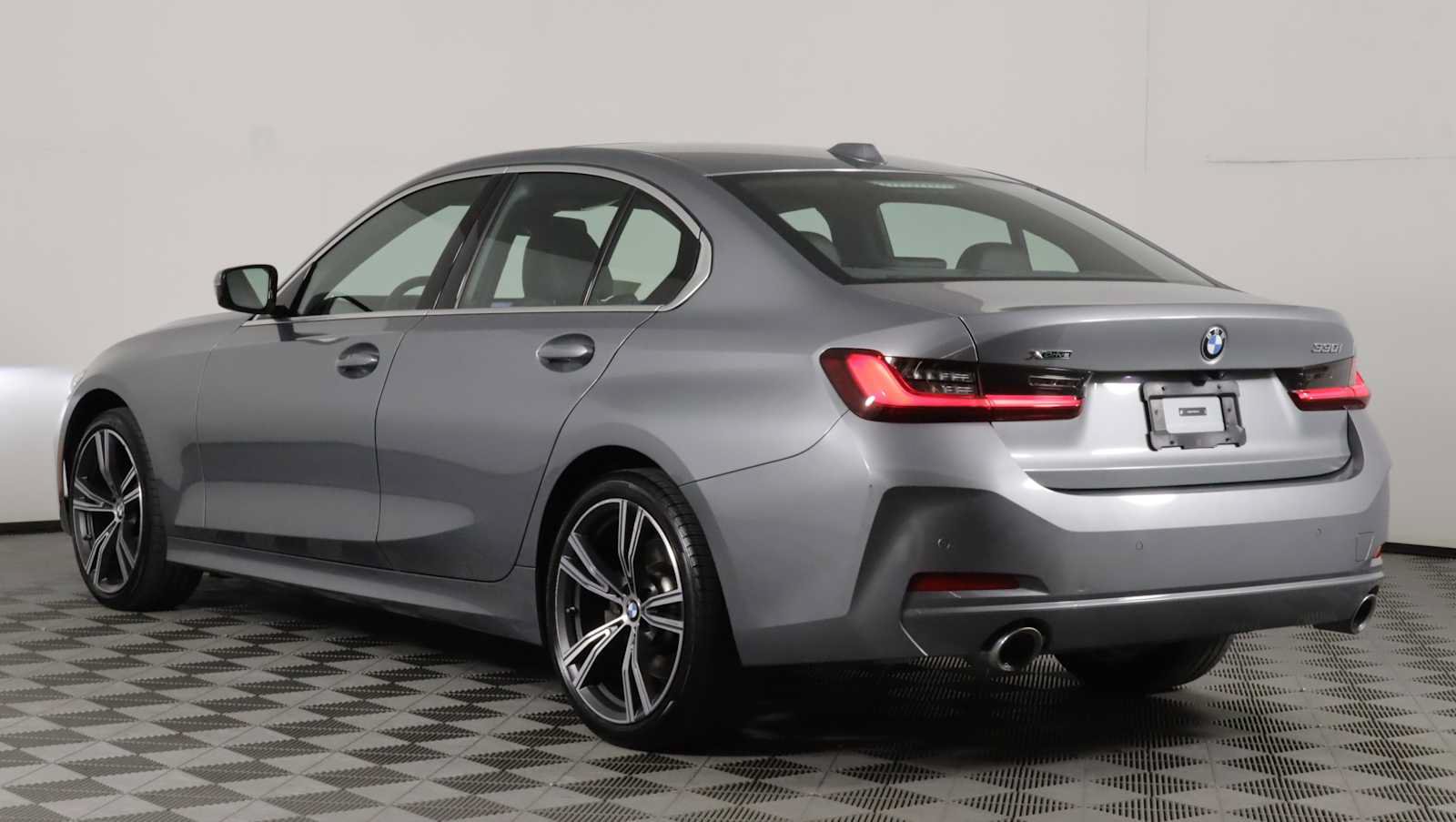 Used 2024 BMW 330i xDrive Sedan w/ Premium Package AWD/4WD image 4