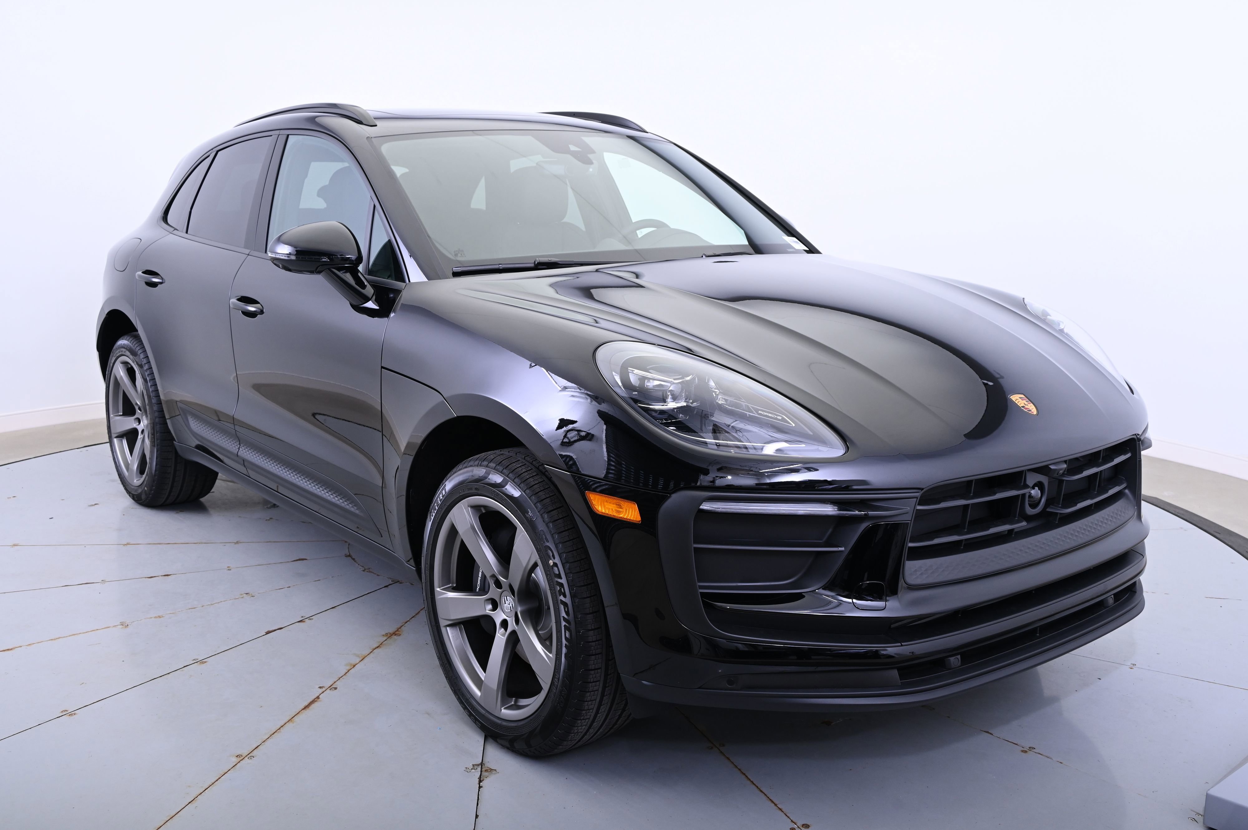 Certified 2025 Porsche Macan image 9