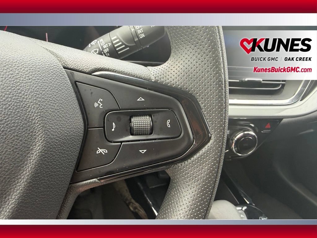 Used 2025 Chevrolet Trax LT FWD image 14