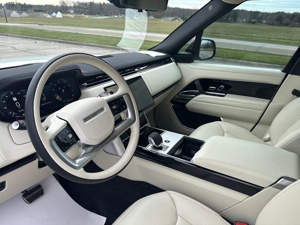 Used 2025 Land Rover Range Rover SE image 14