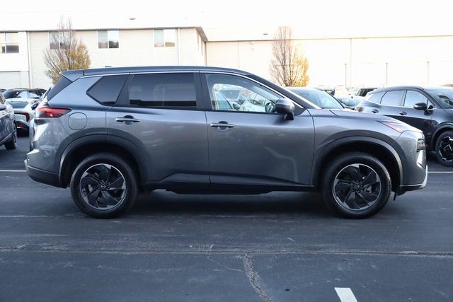 Used 2024 Nissan Rogue SV image 4