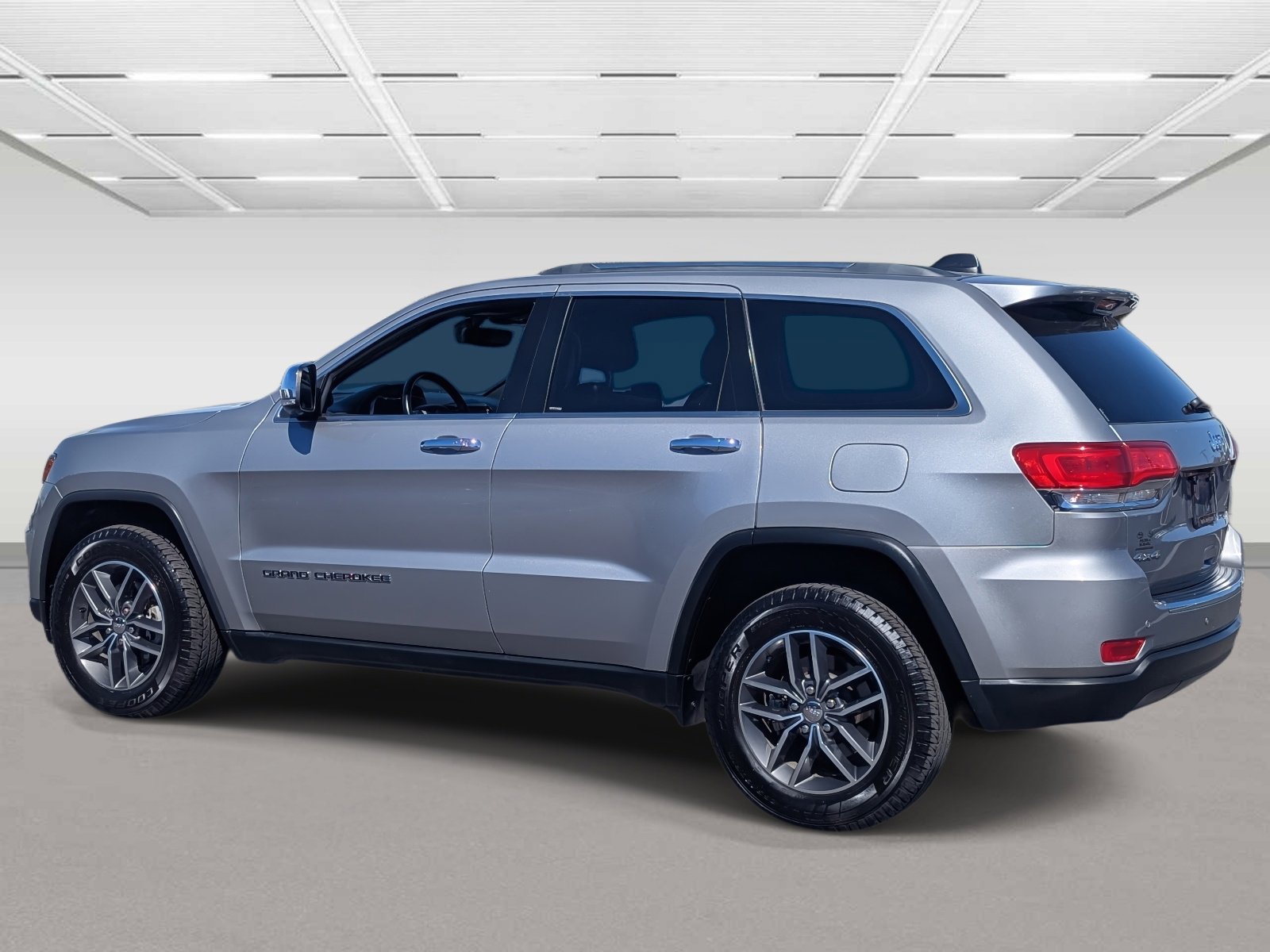Used 2019 Jeep Grand Cherokee Limited w/ Luxury Group II image 3