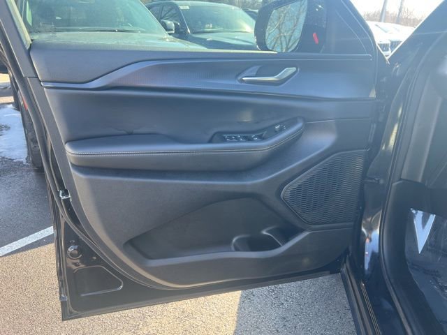 Used 2025 Jeep Grand Cherokee Altitude image 4