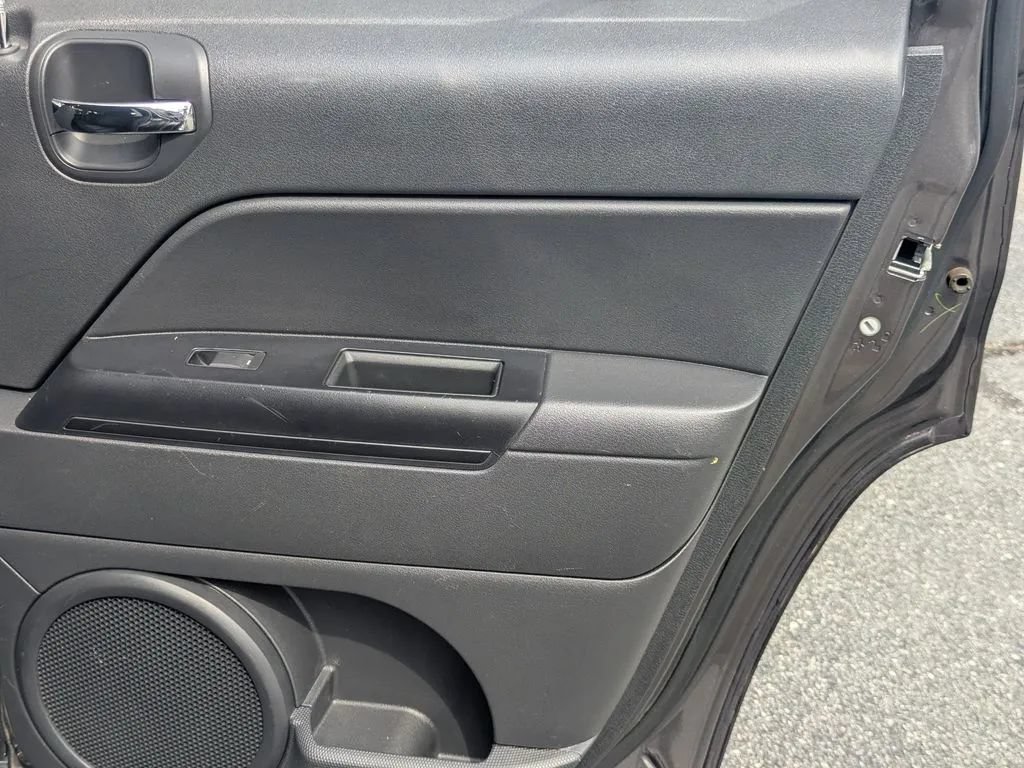 Used 2016 Jeep Patriot Latitude FWD image 15