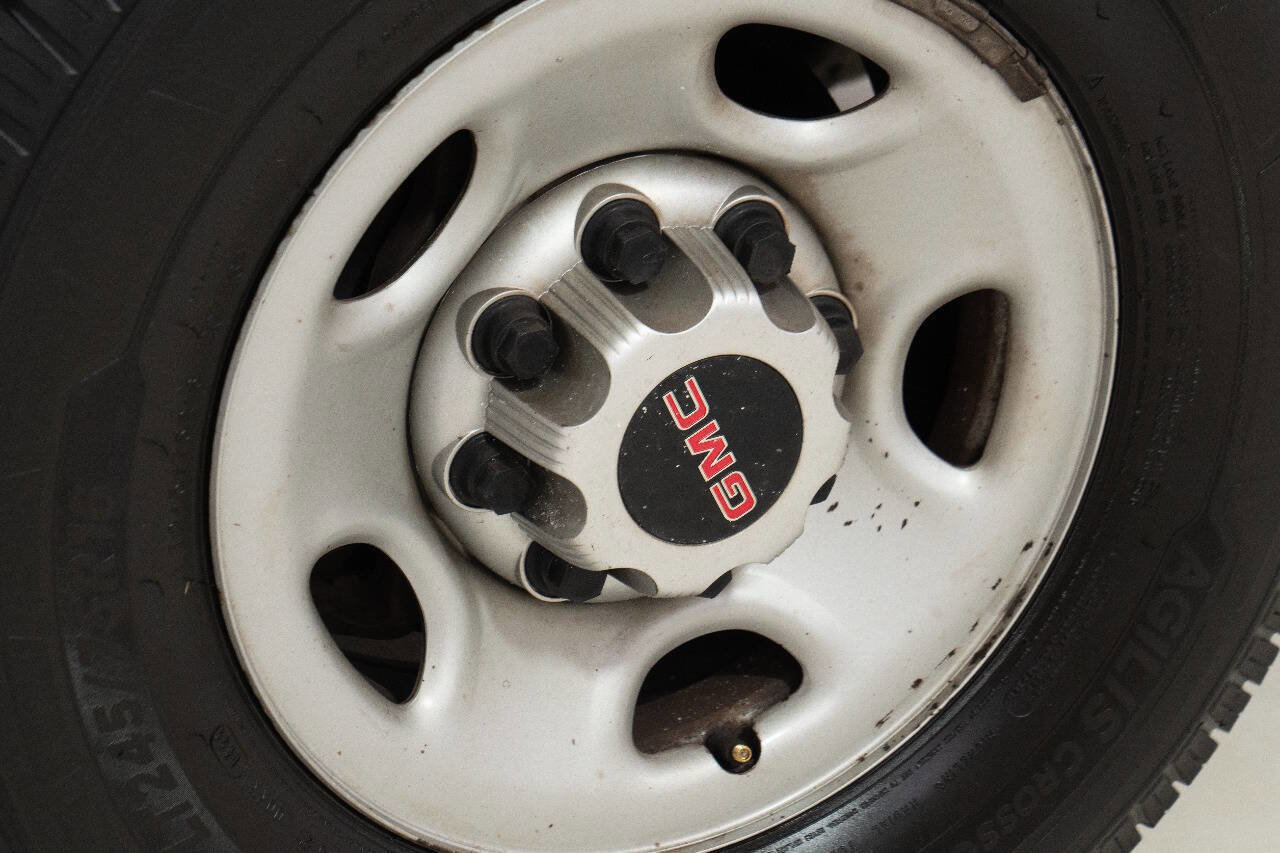 Used 2017 GMC Savana 2500 image 30