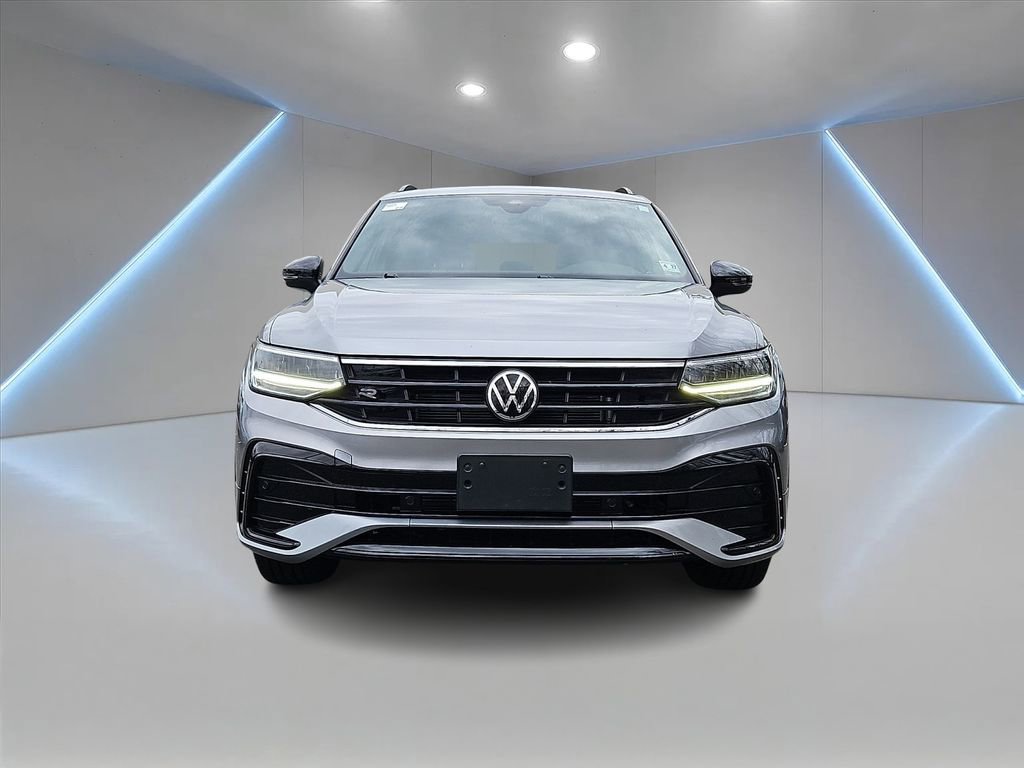 Certified 2022 Volkswagen Tiguan SE R-Line image 2