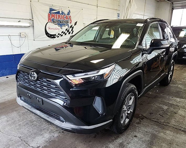 Used 2022 Toyota RAV4 XLE FWD image 1