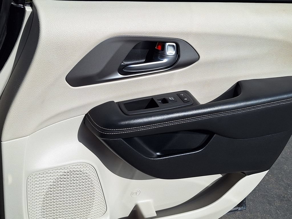 Used 2022 Chrysler Pacifica Touring-L FWD image 26