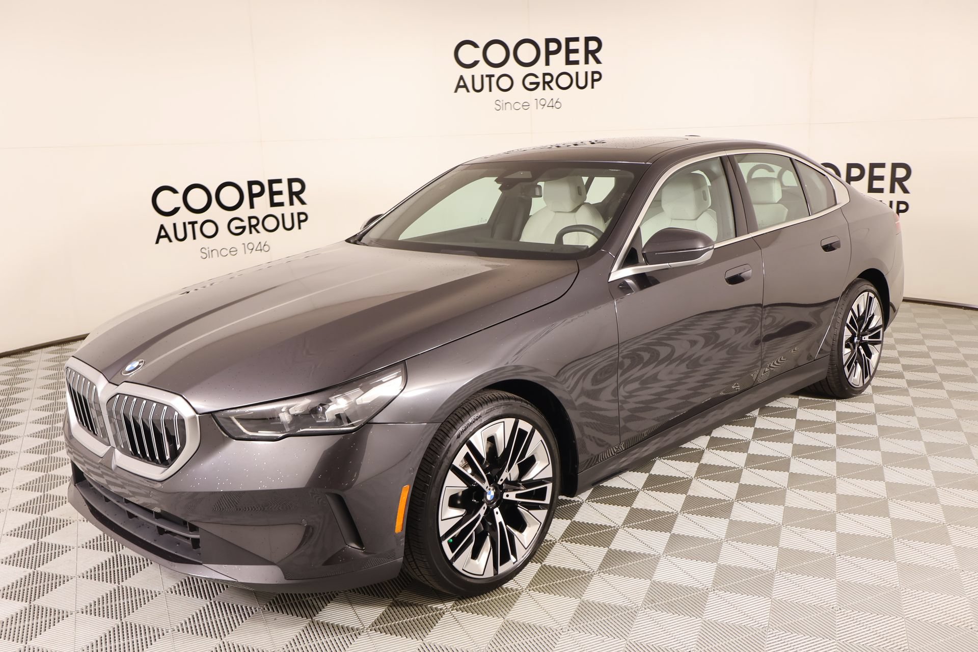 Used 2024 BMW 530i w/ Convenience Package RWD image 11