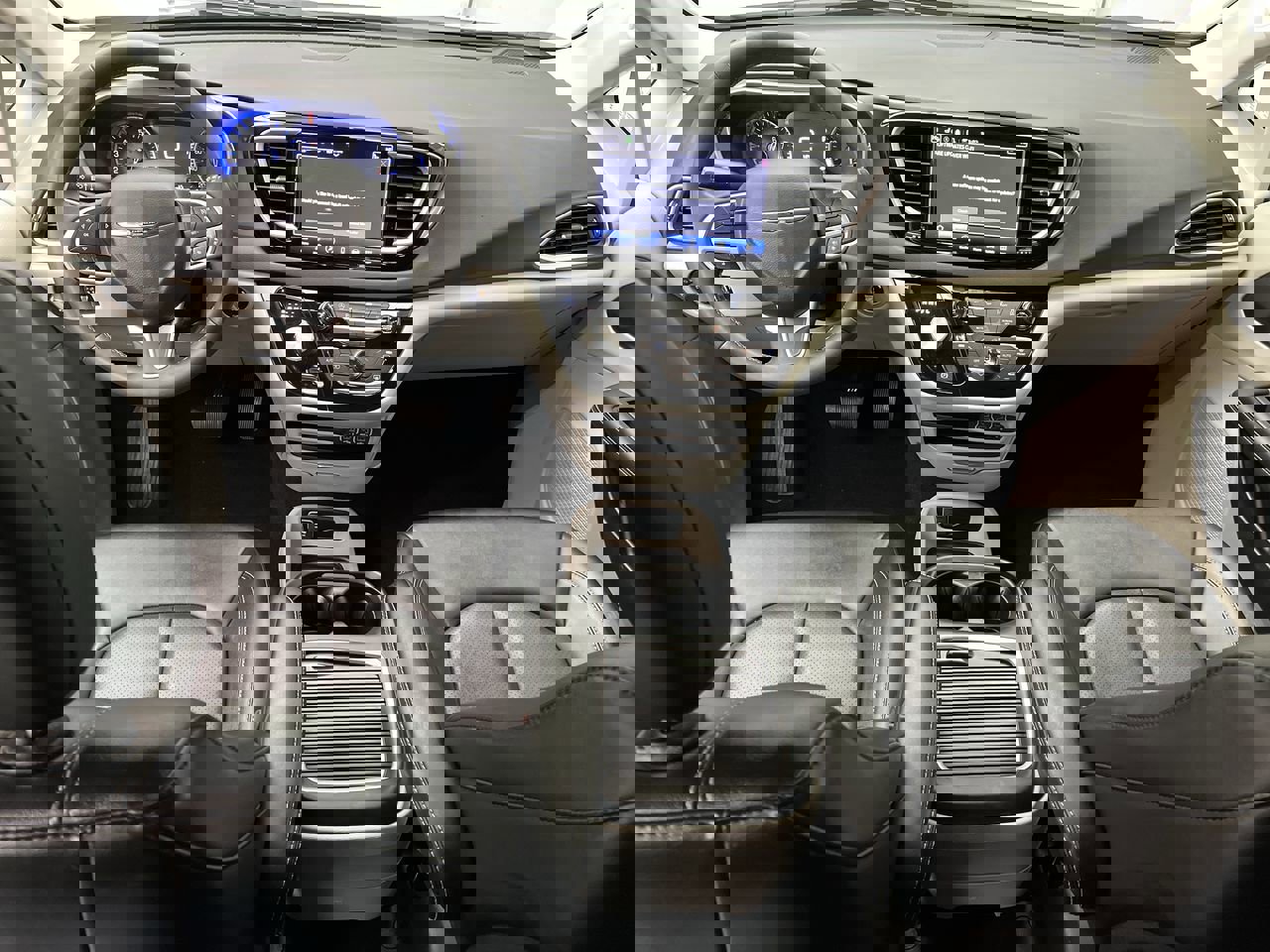 Used 2024 Chrysler Pacifica Touring-L image 4