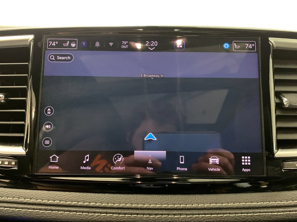 Used 2025 Chrysler Pacifica Limited FWD image 32