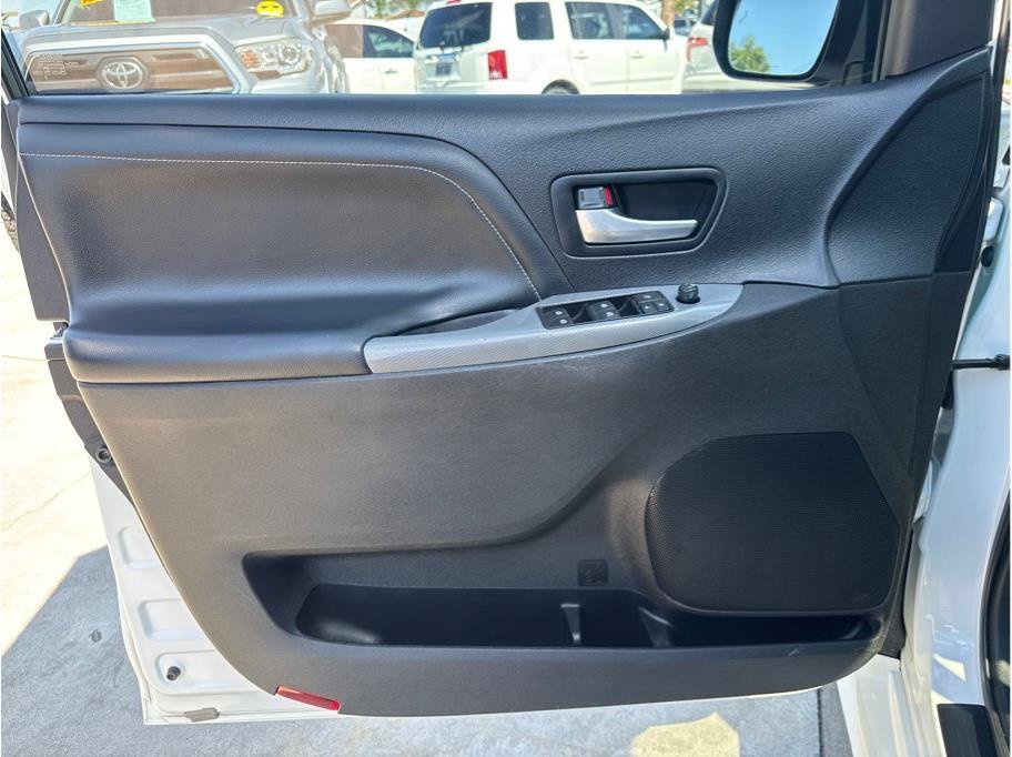 Used 2015 Toyota Sienna SE w/ SE Preferred Package FWD image 14