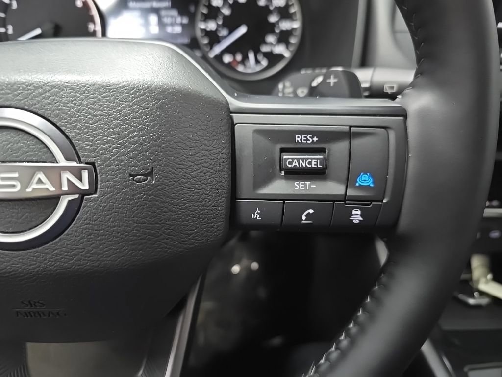 Used 2025 Nissan Rogue SV w/ SV Premium Package image 21