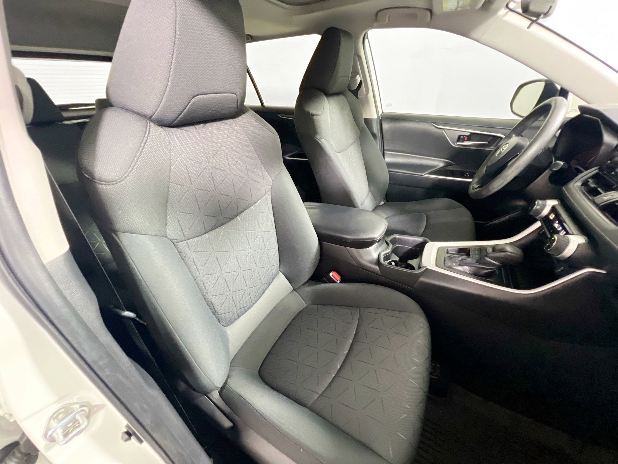 Used 2021 Toyota RAV4 XLE w/ Convenience Package FWD image 31