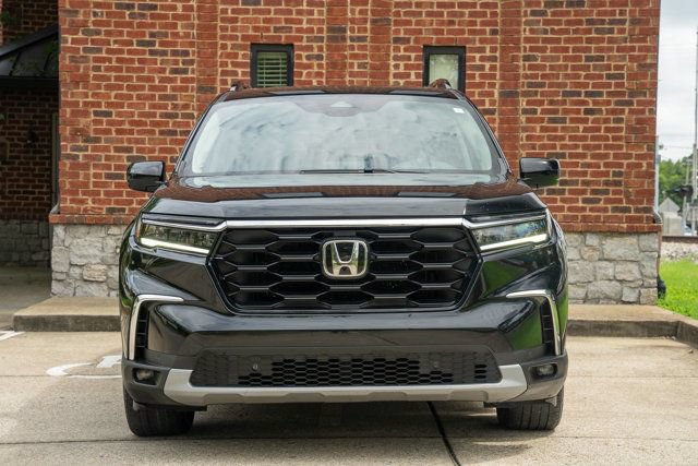 Used 2024 Honda Pilot Touring image 2
