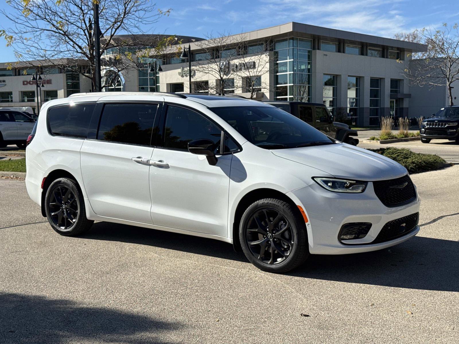 New 2026 Chrysler Pacifica Select image 3