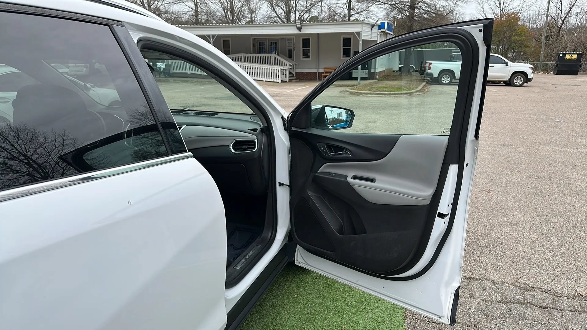 Used 2018 Chevrolet Equinox Premier FWD image 25