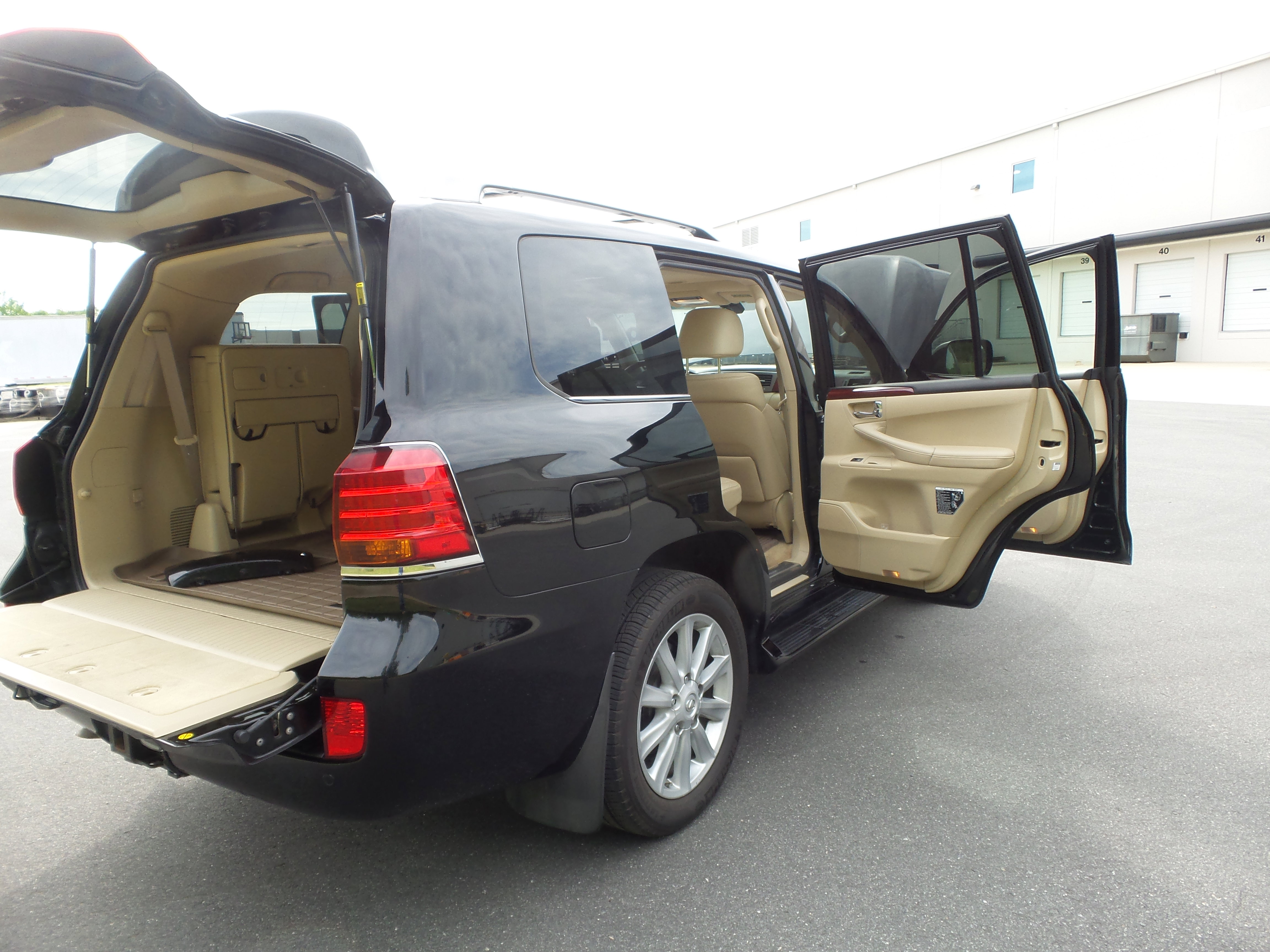 Used 2011 Lexus LX 570 4WD image 78