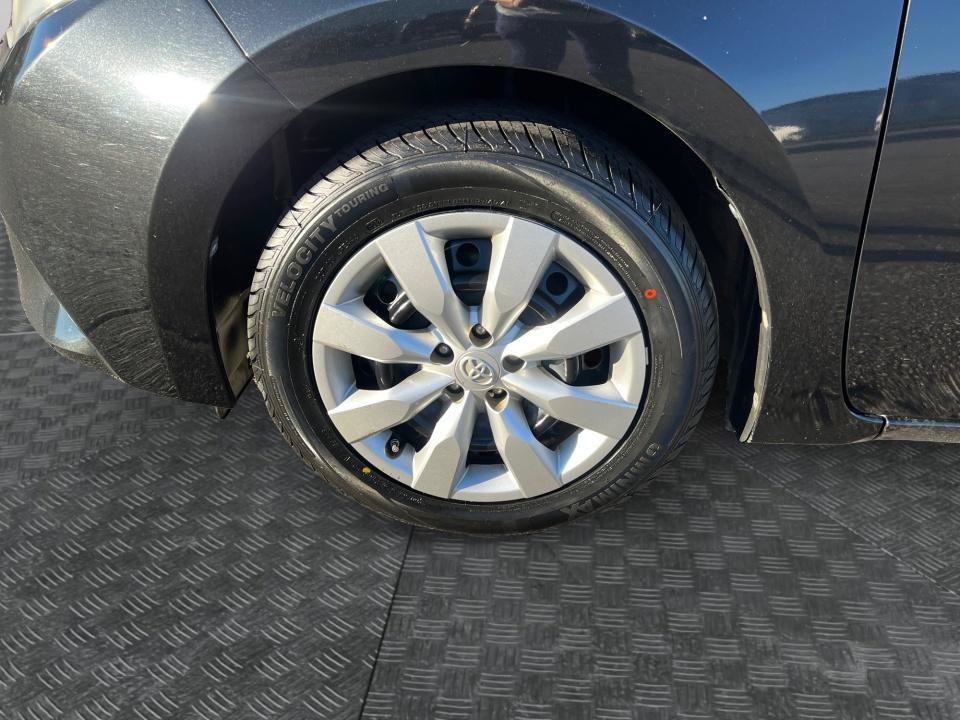 Used 2015 Toyota Corolla LE FWD image 26