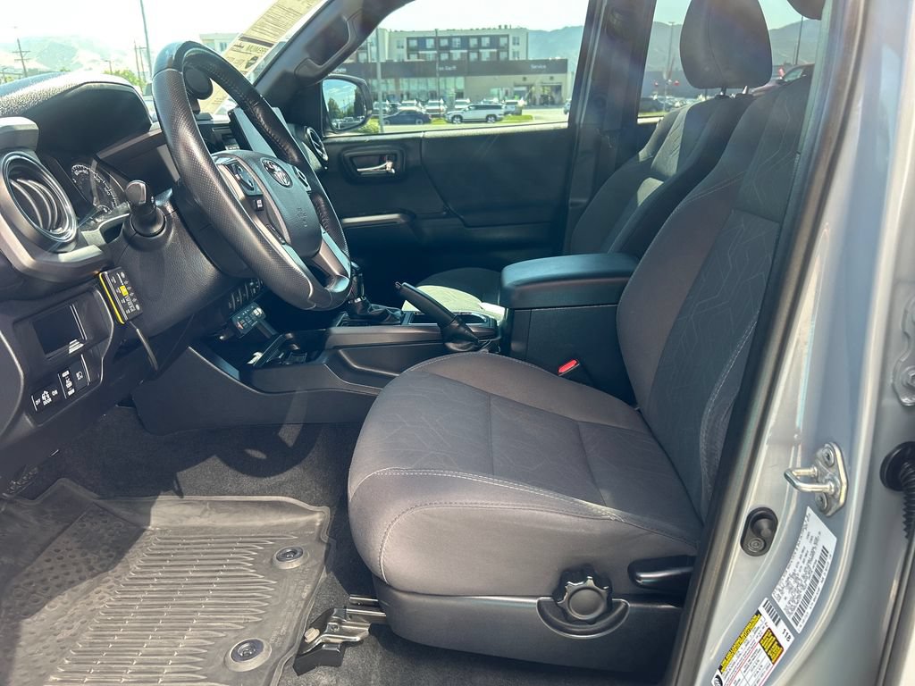 Used 2018 Toyota Tacoma TRD Off-Road w/ Technology Package AWD/4WD image 11