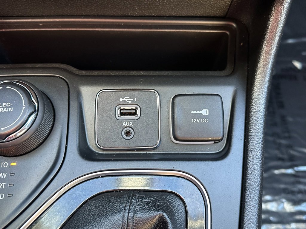 Used 2020 Jeep Cherokee Limited image 29