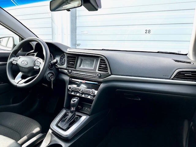 Used 2020 Hyundai Elantra SE w/ Cargo Package (C1) FWD image 14