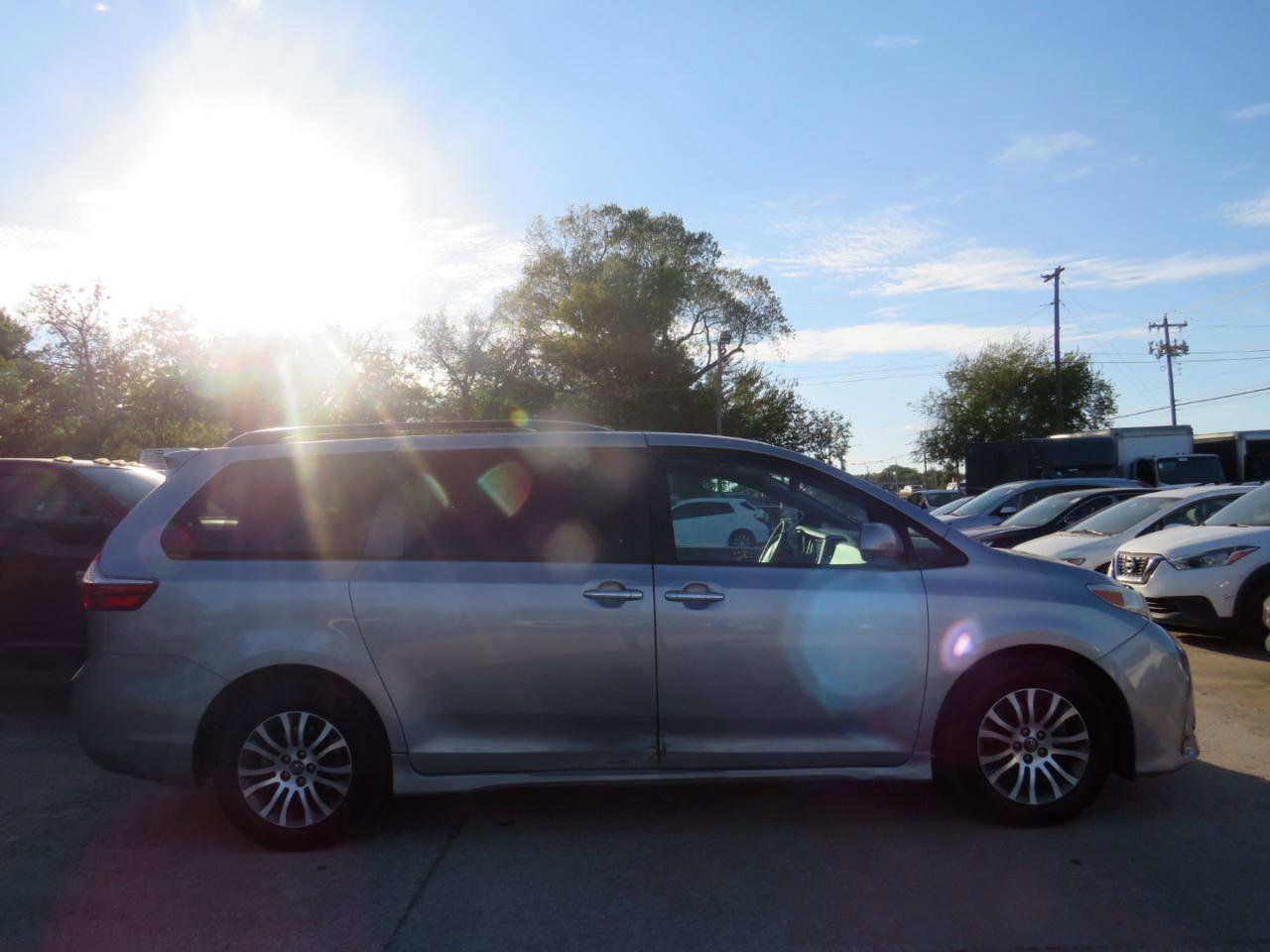 Used 2018 Toyota Sienna XLE FWD image 4