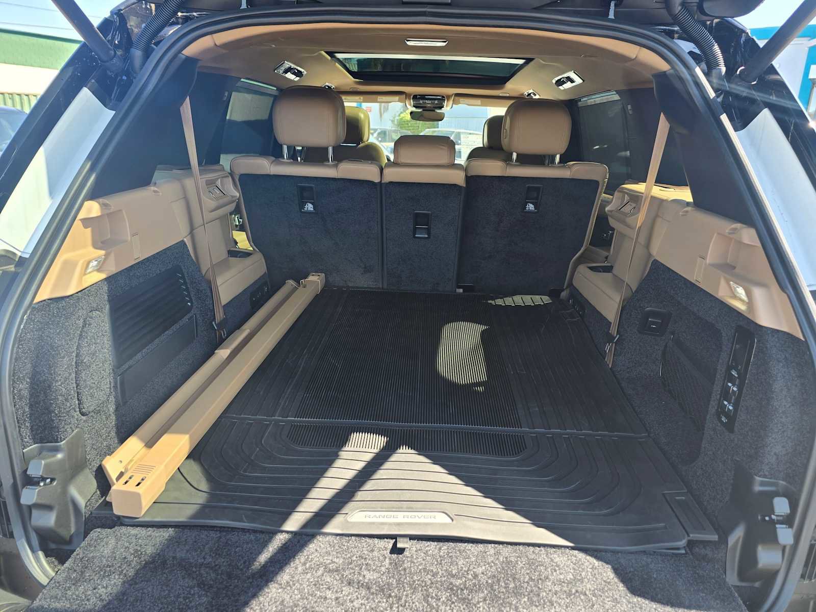 New 2025 Land Rover Range Rover Long Wheelbase SE image 18