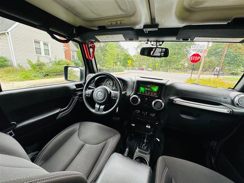 Used 2018 Jeep Wrangler Unlimited Sahara w/ Connectivity Group image 29