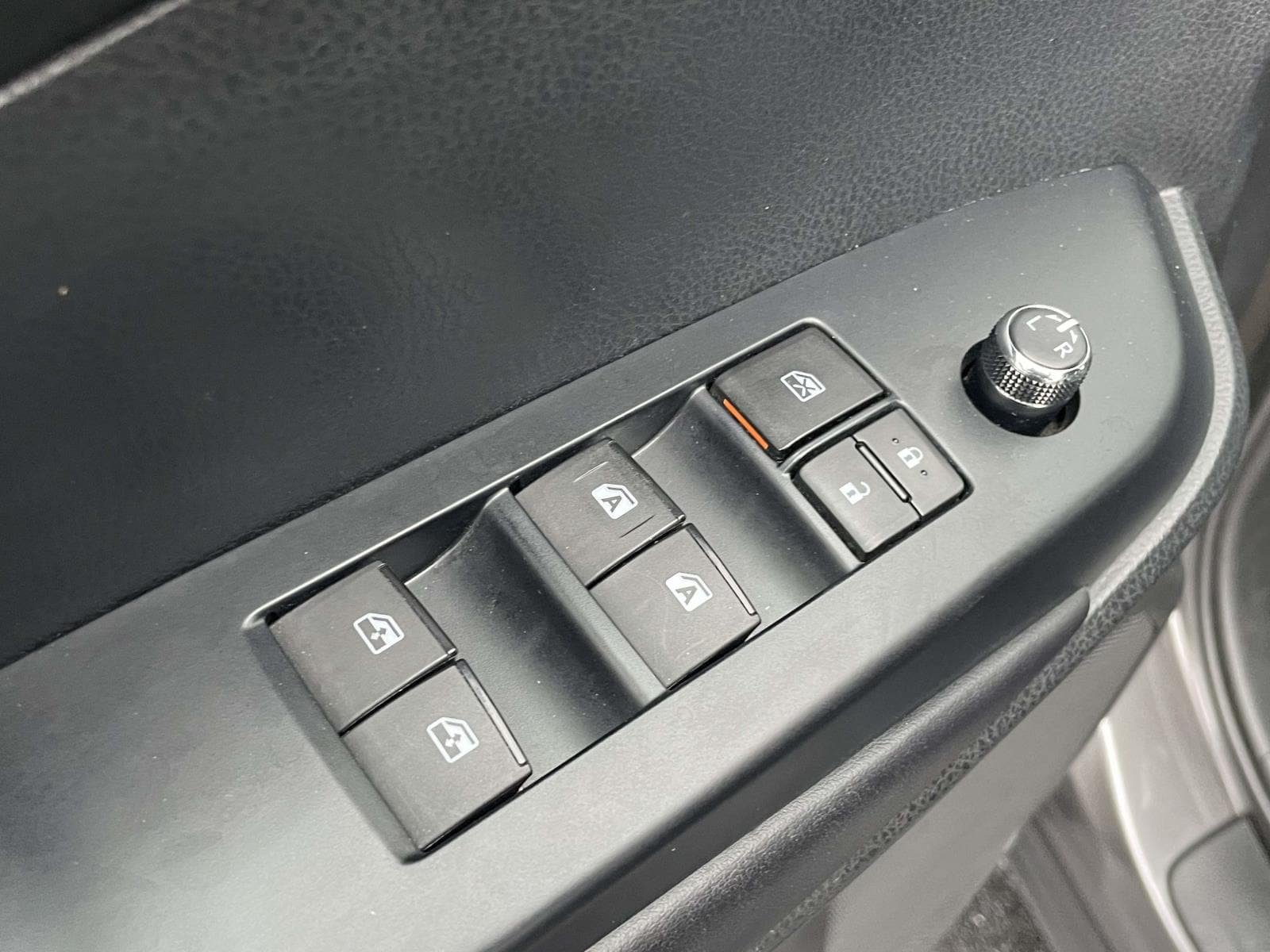 Used 2019 Toyota Highlander SE AWD/4WD image 17
