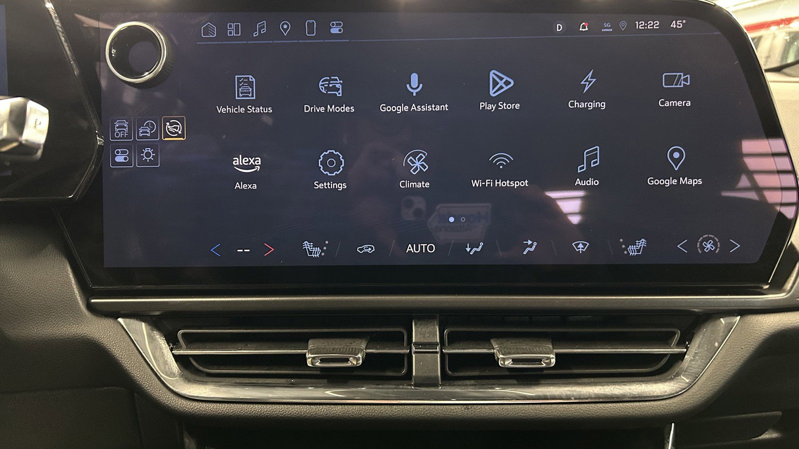 Used 2025 Chevrolet Equinox EV LT w/ Comfort Package image 29