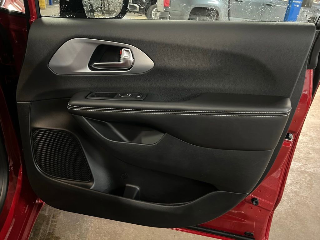 New 2026 Chrysler Pacifica Limited w/ S Appearance Package FWD image 15