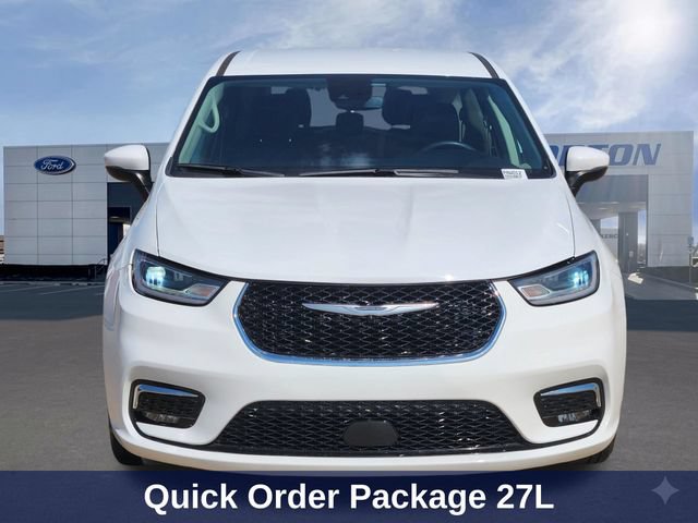 Used 2023 Chrysler Pacifica Touring-L FWD image 3