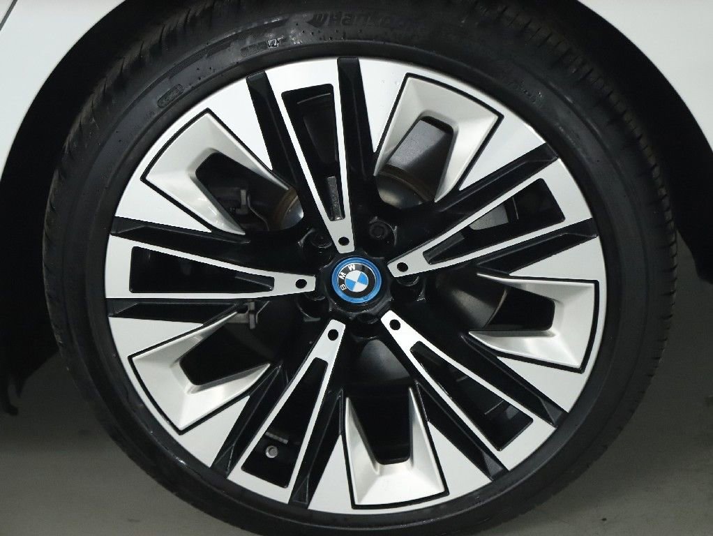Used 2025 BMW i5 xDrive40 w/ Premium Package image 40