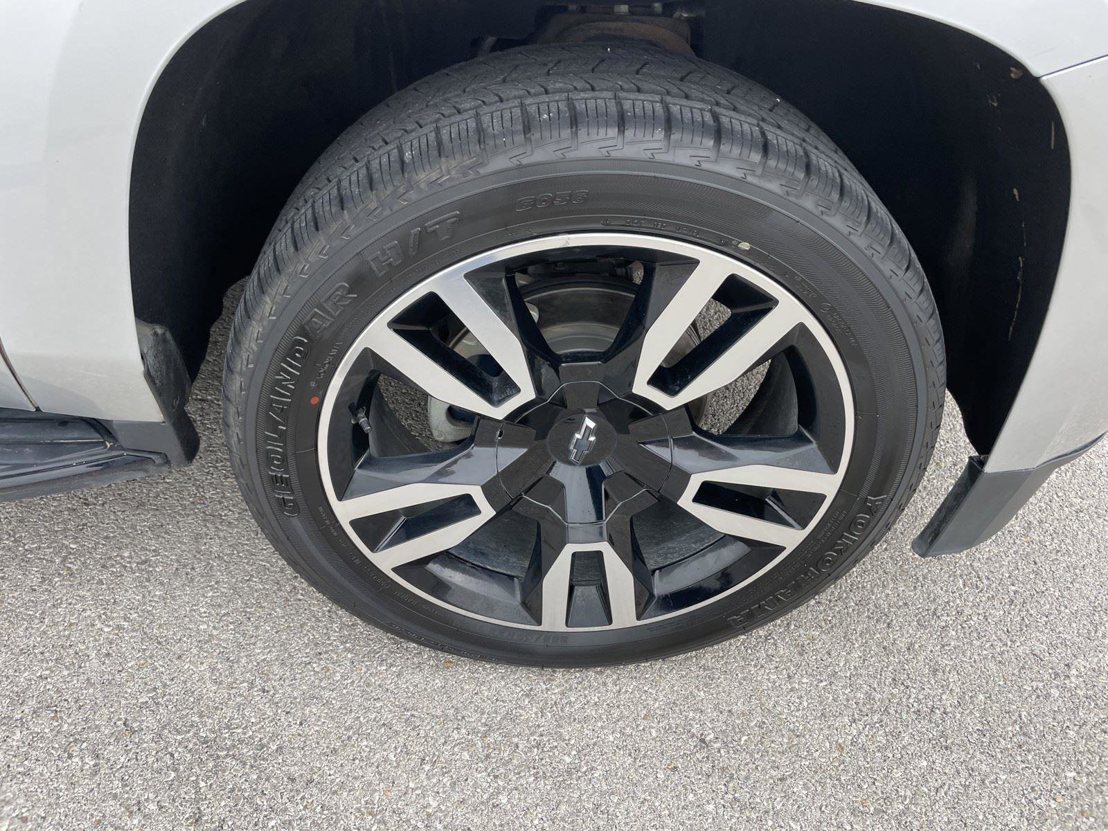 Used 2018 Chevrolet Suburban LT w/ Luxury Package RWD image 34