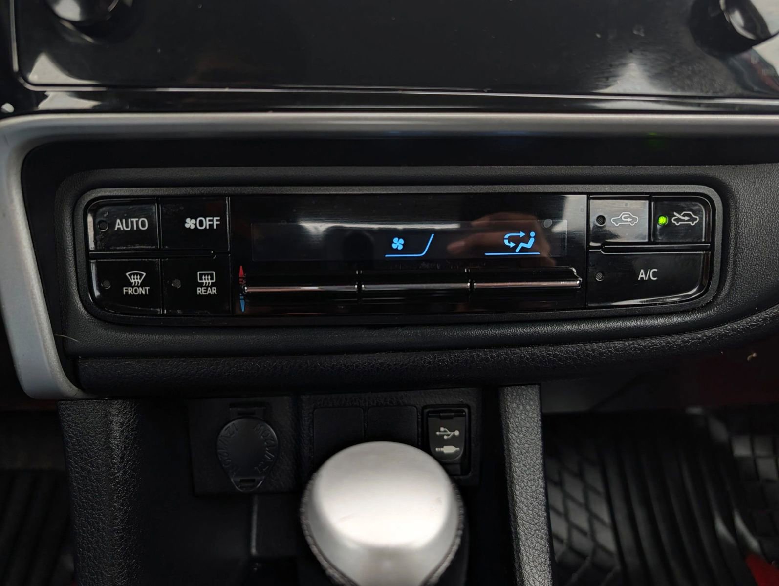 Used 2019 Toyota Corolla LE FWD image 36