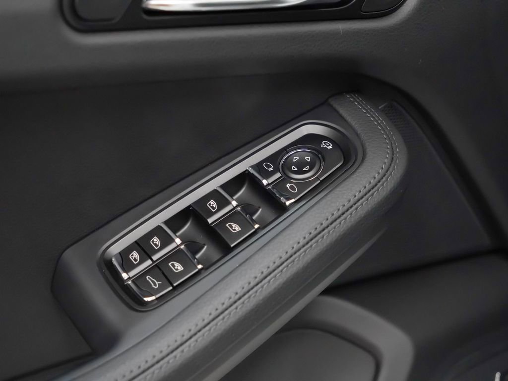 Certified 2026 Porsche Macan AWD/4WD image 23