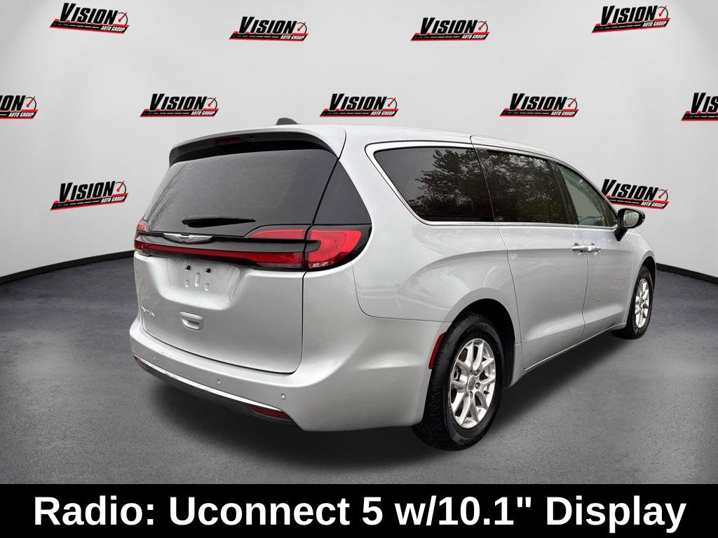 Used 2024 Chrysler Pacifica Touring-L FWD image 5