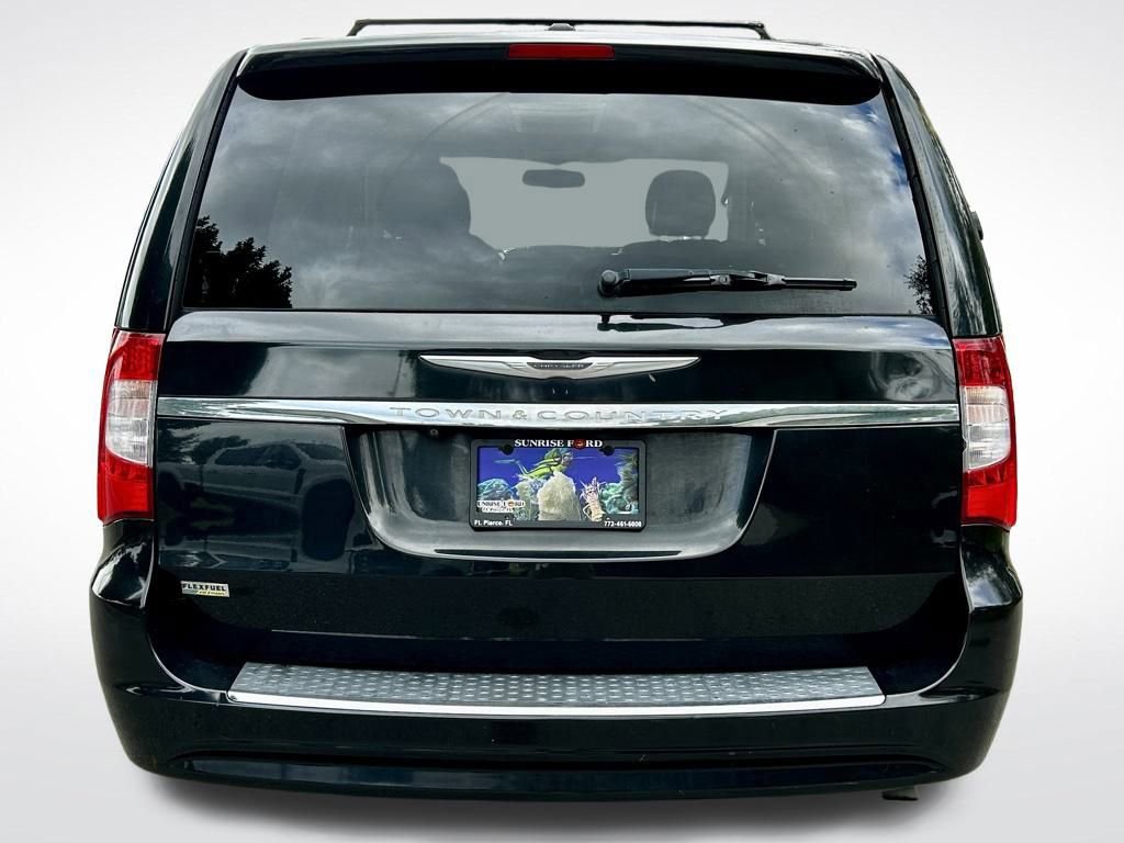 Used 2014 Chrysler Town & Country Touring image 6